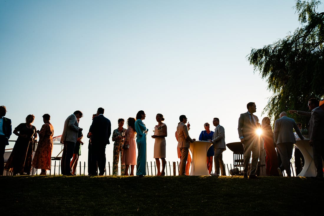 Een borrel bij ondergaande zon op een mooie trouwdag