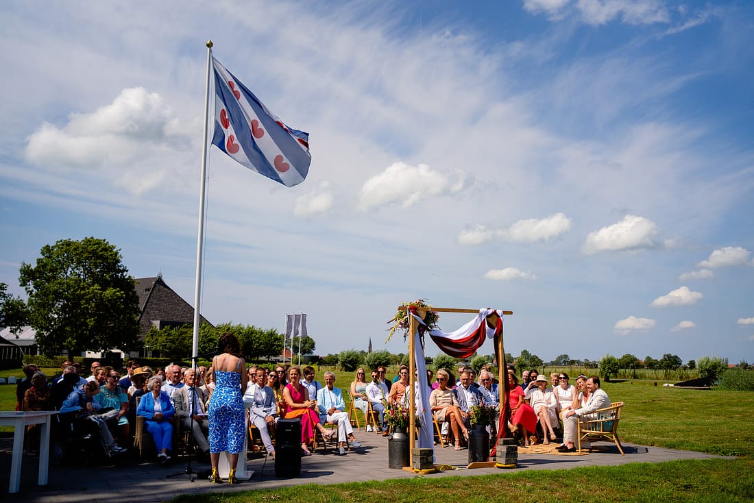 bruiloft bruid trouwen trouwdag bruidegom friesland trouwfotograaf