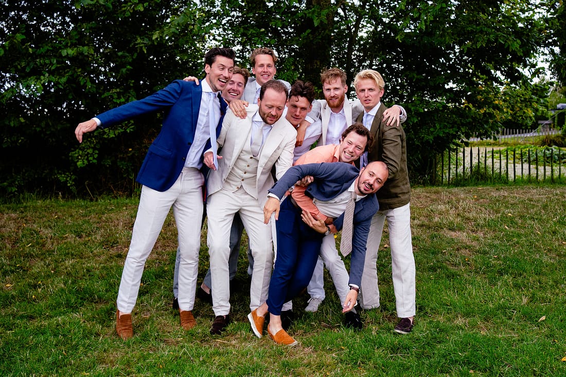 bruiloft bruid trouwen trouwdag bruidegom vrienden