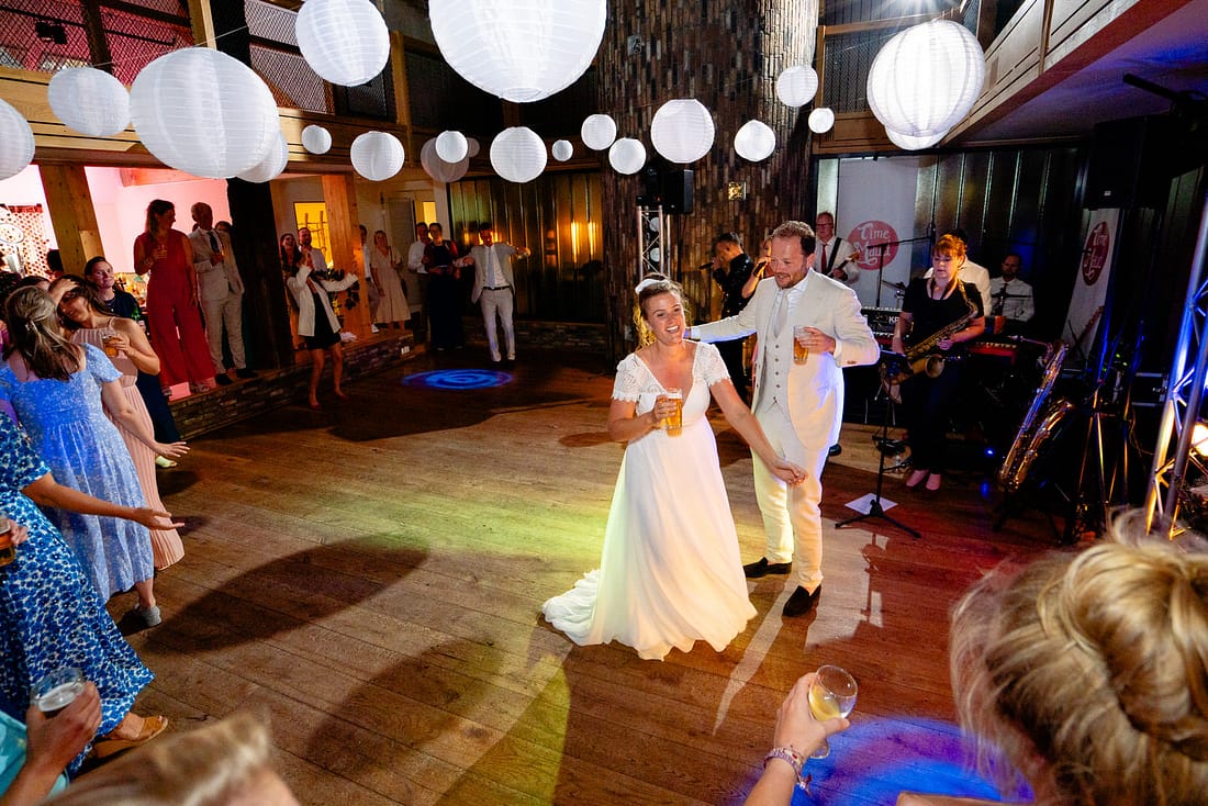 bruiloft bruid trouwen trouwdag bruidegom pollepleats dansen