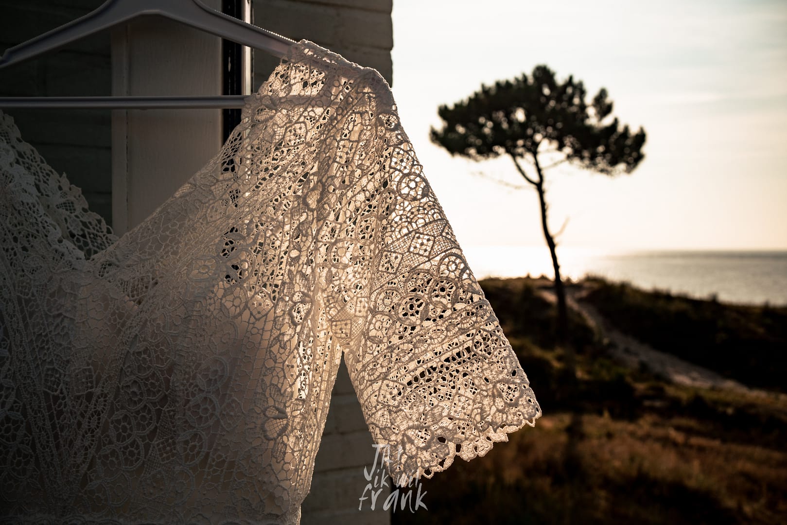 trouwjurk in de zon op terschelling