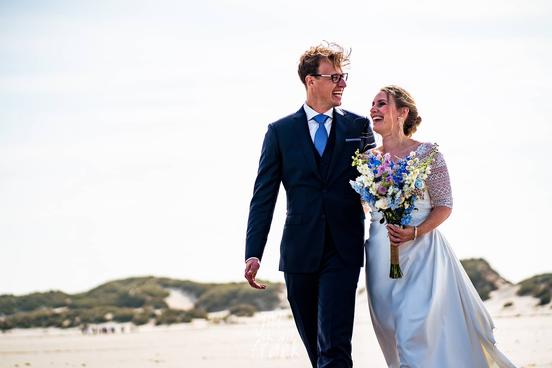 bruidspaar op het strand van Terschelling