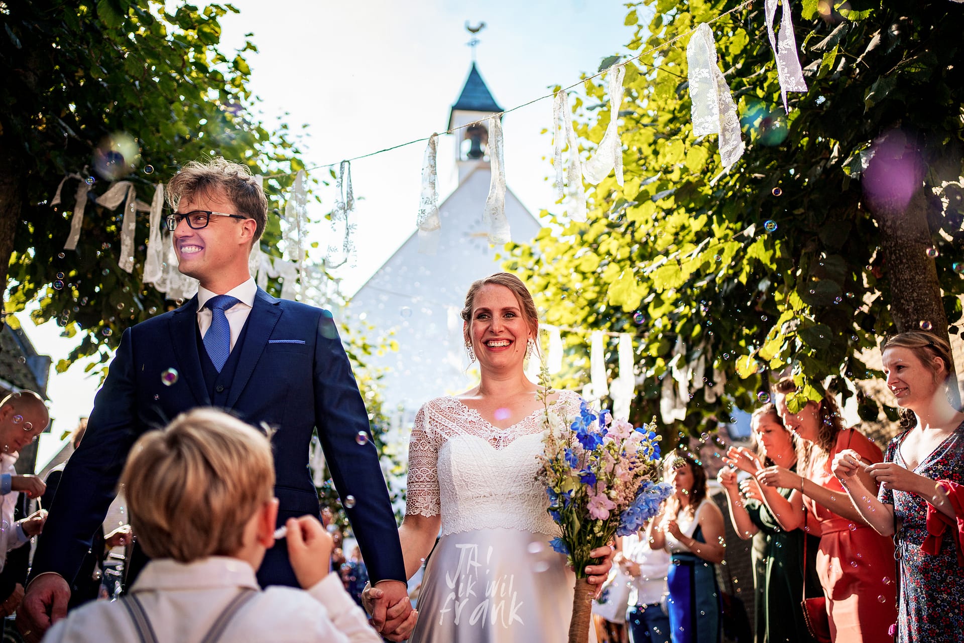 bruidspaar voor het kerkje op Terschelling